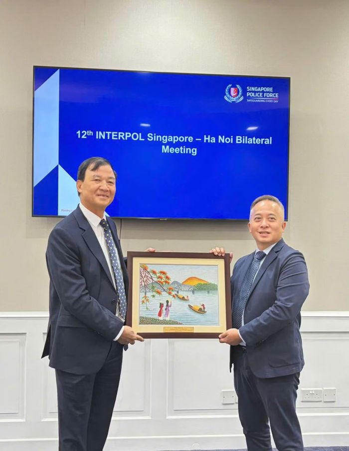 Trung tướng Trần Minh Tiến tặng quà ngài Jim Wee