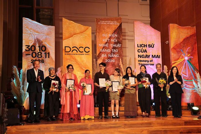 Các đại biểu thực hiện nghi thức khai mạc sự kiện Kết nối Nghệ thuật Sáng tạo Đà Nẵng 2026 (DACC 2026).