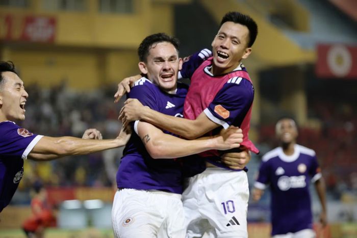 Hà Nội FC lội ngược dòng trên sân Hàng Đẫy trong trận đấu tối 30/10.