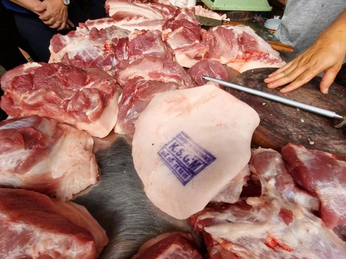 Thịt lợn lưu thông trên thị trường có dấu kiểm soát giết mổ.