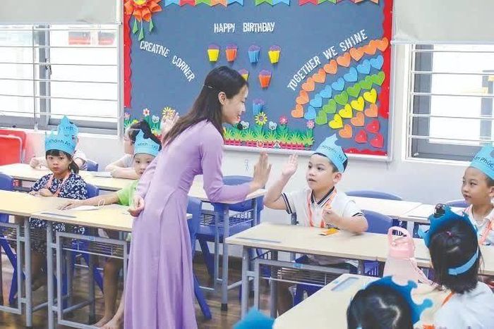 Một trường học hạnh phúc không chỉ được đánh giá qua thành tích học tập hay những hoạt động phong trào, mà quan trọng hơn là mỗi học sinh có thực sự cảm thấy an toàn, được lắng nghe, được yêu thương và có thể phát triển đúng với khả năng của mình hay không. (Ảnh: Dân trí)