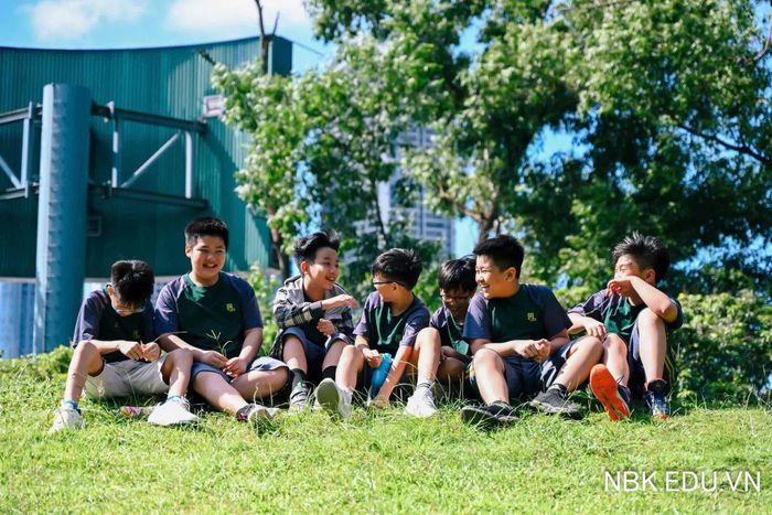 Theo TS. Vũ Thị Kim Hoa, một môi trường học đường thực sự hạnh phúc không chỉ giúp trẻ cảm thấy vui vẻ khi đến trường mà còn phải bảo đảm các em được lắng nghe, được hỗ trợ kịp thời và không bị bỏ lại phía sau khi gặp khó khăn. (Ảnh: Nhà trường cung cấp)