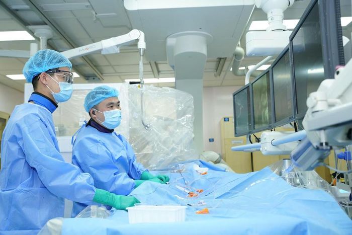 BS CKI. Trần Quốc Tuấn - Khoa Ngoại Thần kinh, Bệnh viện Đại học Y Dược TP. Hồ Chí Minh thực hiện can thiệp nội mạch điều trị túi phình động mạch não bằng.