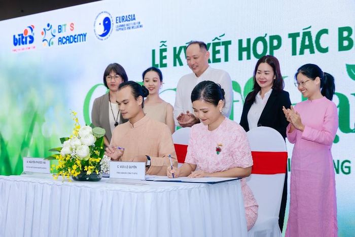 Bà Vưu Lệ Quyên - CEO Biti’s và ông Nguyễn Phước Hải - Chủ tịch Hội đồng Thành viên thực hiện nghi thức ký kết hợp tác.