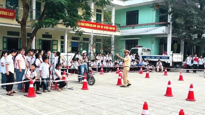 Cán bộ cảnh sát giao thông phổ biến, giáo dục pháp luật về trật tự, an toàn giao thông đường bộ và hướng dẫn các kỹ năng tham gia giao thông an toàn.