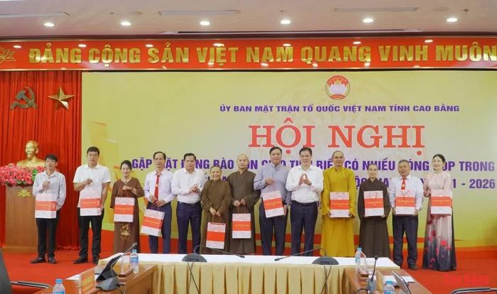 Phó Bí thư Tỉnh ủy, Chủ tịch Ủy ban MTTQ tỉnh Vũ Hồng Quang và các đồng chí lãnh đạo tỉnh tặng quà đồng bào tôn giáo tiêu biểu.