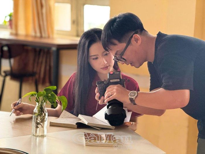 Sinh viên Nguyễn Yến Linh chọn hình ảnh nữ sinh trong môi trường học đường, thể hiện nét đẹp tri thức, sự năng động và tự tin của tuổi trẻ.