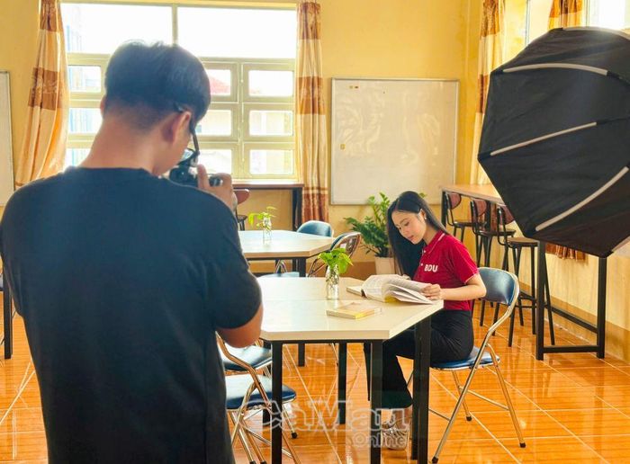 Sinh viên Nguyễn Yến Linh, Trường Đại học Bình Dương – Phân hiệu Cà Mau, hào hứng ghi lại những khoảnh khắc đẹp trong bộ ảnh tôn vinh vẻ đẹp nữ sinh gắn với hình ảnh học tập.