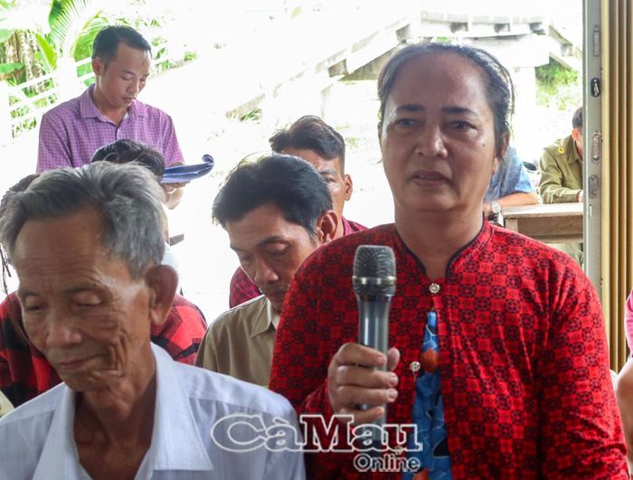 Bà Danh Thị Dung, Ấp 10 nêu ý kiến về thực hiện chính sách và giải quyết khó khăn trong đời sống đồng bào dân tộc thiểu số.