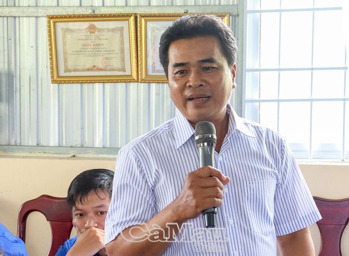 Ông Trần Văn Sĩ, Trưởng ấp 10, thông tin kết quả xây dựng khu dân cư đoàn kết, chăm lo hộ khó khăn và phát huy tinh thần tương trợ trong cộng đồng.
