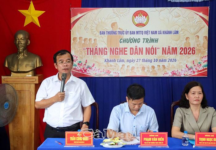 Ông Trần Công Mười, Phó Chủ tịch UBND xã Khánh Lâm, trao đổi, giải đáp những vấn đề người dân quan tâm và thông tin các chính sách hỗ trợ đồng bào.