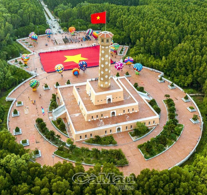 Quốc kỳ tung bay trên đỉnh Cột cờ Hà Nội tại Mũi Cà Mau, khẳng định chủ quyền thiêng liêng nơi địa đầu cực Nam Tổ quốc.