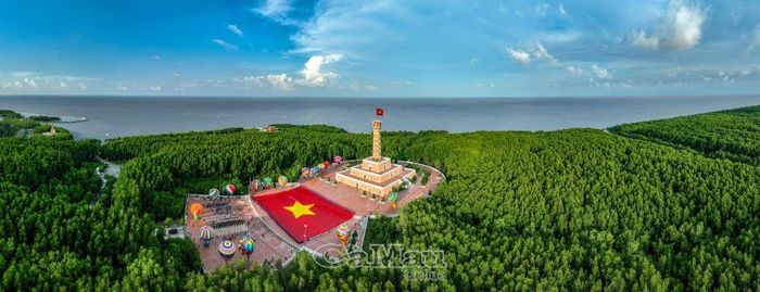 Lá đại kỳ Tổ quốc đỏ thắm giữa không gian bao la của rừng đước không chỉ thể hiện chủ quyền thiêng liêng, mà còn là minh chứng cho tinh thần đại đoàn kết, sự đồng lòng của quân và dân Đất Mũi luôn hướng về Đảng quang vinh. 