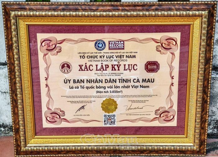 Sau lễ chào cờ, UBND tỉnh Cà Mau đón nhận Bằng xác lập kỷ lục Lá cờ bằng vải lớn nhất Việt Nam (diện tích 2.025 m²) do Tổ chức kỷ lục Việt Nam trao.