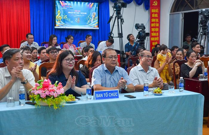  Ban Tổ chức theo dõi, cổ vũ các thí sinh trong đêm thi Bán kết.