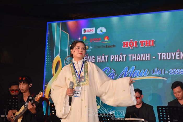 Thí sinh Võ Nguyên Phúc (xã Sông Đốc) chọn trang phục Nhật Bình, kết hợp ca khúc mang âm hưởng văn hoá truyền thống trong phần thi.