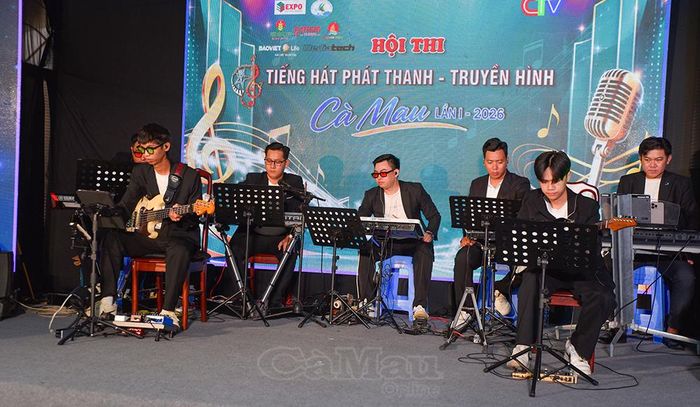  Ban nhạc Biển Sáng đồng hành cùng thí sinh trong quá trình tập luyện và biểu diễn.