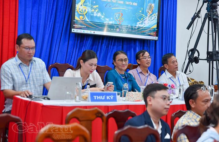 Hội đồng Giám khảo theo dõi, đánh giá từng phần trình diễn của thí sinh.