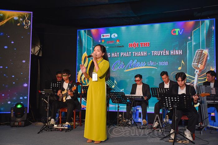  Thí sinh Trần Thị Nhẹ (Sở Nông nghiệp và Môi trường) thể hiện ca khúc “Đêm Gành Hào nhớ điệu Hoài lang”.