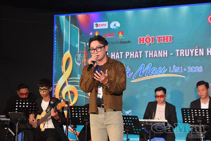  Thí sinh Thái Anh Tài (phường Tân Thành) sôi động với ca khúc “Gạt đi nước mắt”.