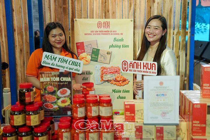 Sản phẩm mắm tôm chua Ánh Kua tham gia xúc tiến thương mại tại Hội chợ Thuỷ sản và Nghề cá quốc tế Busan, Hàn Quốc, năm 2025.