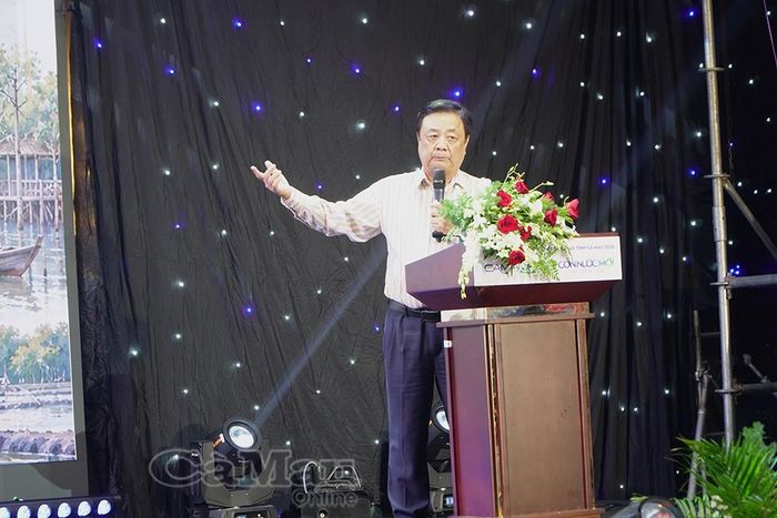 Đồng chí Lê Minh Hoan trình bày tham luận “Thay đổi tư duy để thay đổi giá trị của một vùng đất”.