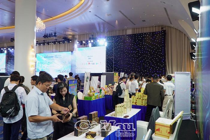 Nhiều gian hàng công nghệ, khởi nghiệp trưng bày sản phẩm, giới thiệu các ý tưởng đổi mới sáng tạo tại ngày hội.