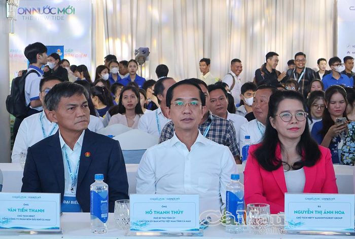 Đại biểu tham dự ngày hội.