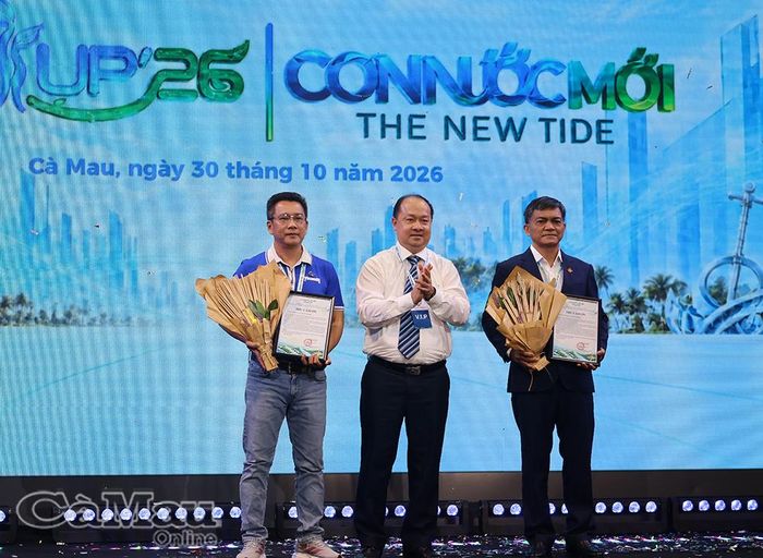 Đồng chí Nguyễn Phương Bắc, Giám đốc Sở Khoa học và Công nghệ tỉnh Cà Mau, tặng hoa và thư cảm ơn các nhà tài trợ.