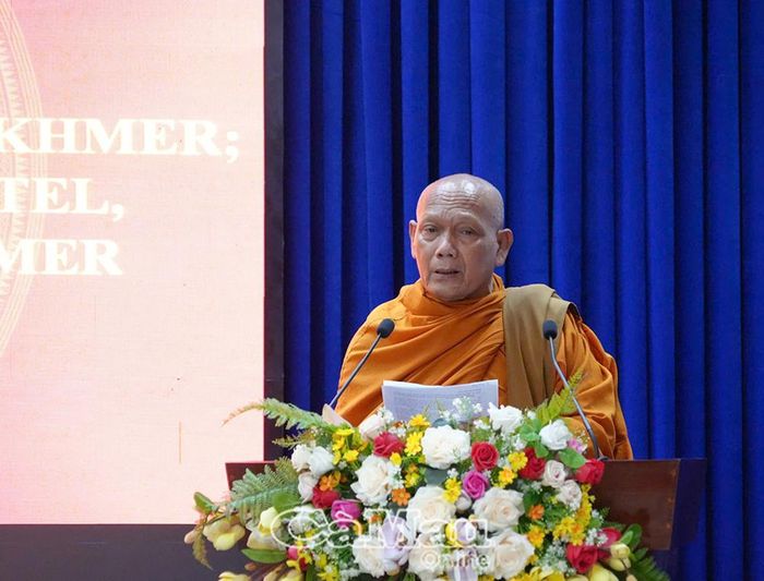 Hoà thượng Thạch Hà, Phó Chủ tịch Thường trực Hội Đoàn kết sư sãi yêu nước tỉnh Cà Mau, phát biểu tham luận về giải pháp nâng cao chất lượng chương trình dạy và học chữ Khmer ​​.