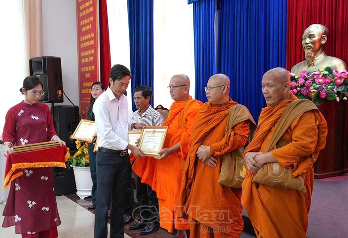 Ông Lương Văn Pho, Phó Giám đốc Sở Dân tộc và Tôn giáo tỉnh (áo trắng), trao giấy khen cho 15 tập thể có thành tích trong công tác dạy và học chữ Hoa, chữ Khmer hè năm 2026.