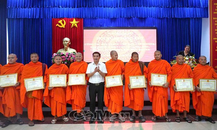 Ông Bùi Minh Hải, Phó Chủ tịch Uỷ ban MTTQ tỉnh Cà Mau, trao giấy khen cho các cá nhân có thành tích tiêu biểu trong công tác vận động, tổ chức dạy và học chữ Hoa, chữ Khmer hè năm 2026.