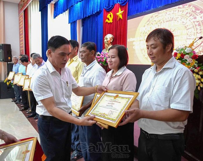 Ông Bùi Đông Thuận, Phó Chánh Văn phòng UBND tỉnh, trao giấy khen cho các cá nhân có thành tích tiêu biểu trong công tác vận động, tổ chức dạy và học chữ Hoa, chữ Khmer hè năm 2026​​​​​​​.
