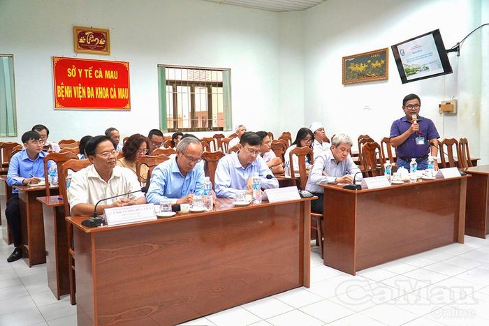 Đại diện Bệnh viện Đa khoa Cà Mau báo cáo tình hình điều trị bệnh não mô cầu tại đơn vị.
