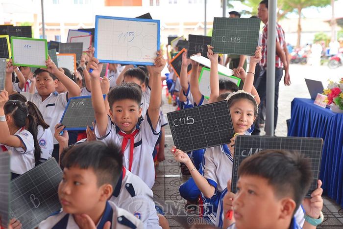 Học sinh tham gia trò chơi “Rung chuông vàng”, tìm hiểu kiến thức về bảo vệ, chăm sóc trẻ em.