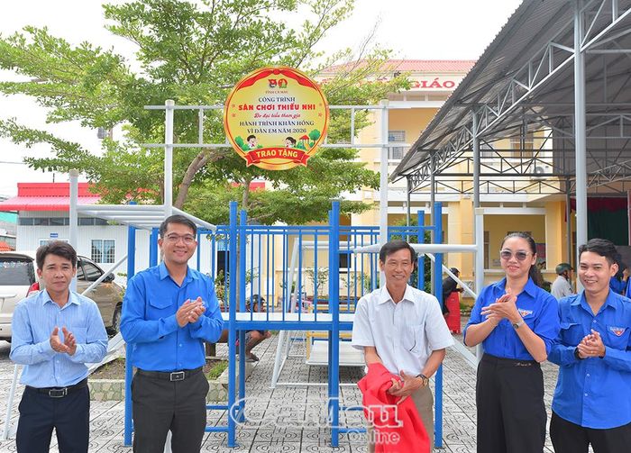 Đại biểu thực hiện nghi thức bàn giao sân chơi.