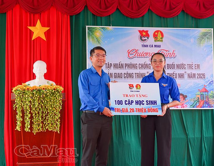 Tỉnh đoàn Cà Mau trao bảng tượng trưng 100 cặp học sinh cho Xã đoàn Thanh Tùng.