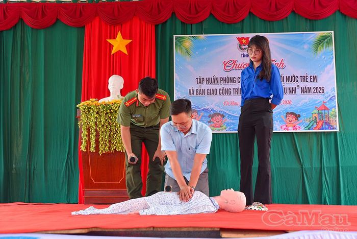 Đoàn viên, thanh niên thực hành kỹ thuật sơ, cấp cứu cơ bản tại buổi tập huấn.