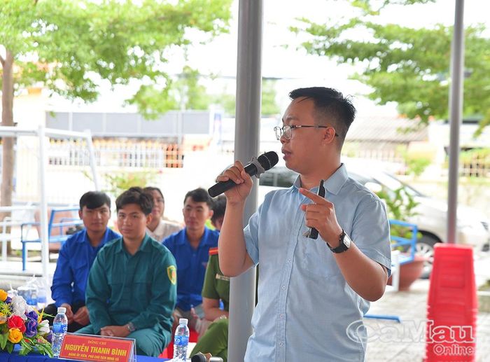 Bác sĩ Nguyễn Văn Nhựt, khoa Cấp cứu, Bệnh viện Đa khoa Cà Mau, tuyên truyền về phòng, chống và sơ cứu đuối nước.