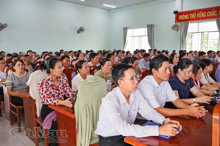 Các đại biểu nghiêm túc tiếp thu Nghị quyết Trung ương 4, khoá XIV.