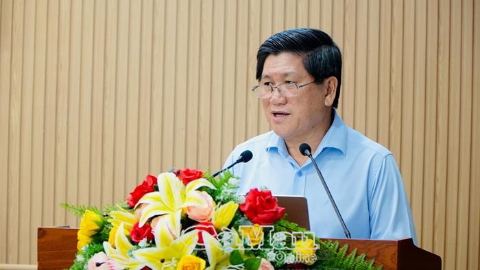 Phó Chủ tịch UBND tỉnh Lê Văn Sử tham luận tại toạ đàm.