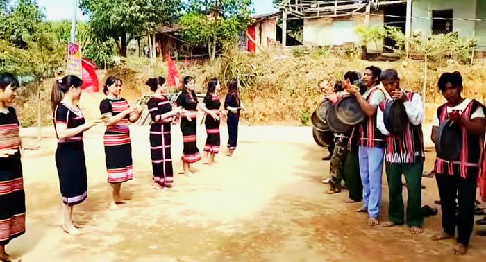 Truyền dạy cồng chiêng, múa xoang không chỉ góp phần bảo tồn bản sắc văn hóa của đồng bào Ba Na, Xơ Đăng mà còn khơi dậy niềm tự hào, ý thức trách nhiệm của thế hệ trẻ trong gìn giữ di sản dân tộc. Ảnh: P.LAN