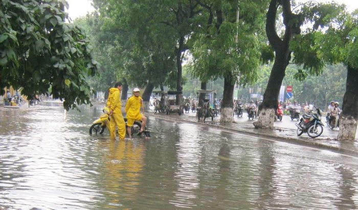 Cục Đường bộ Việt Nam yêu cầu bố trí người ứng trực tại các điểm xảy ra ngập úng. Ảnh: N.Lộc