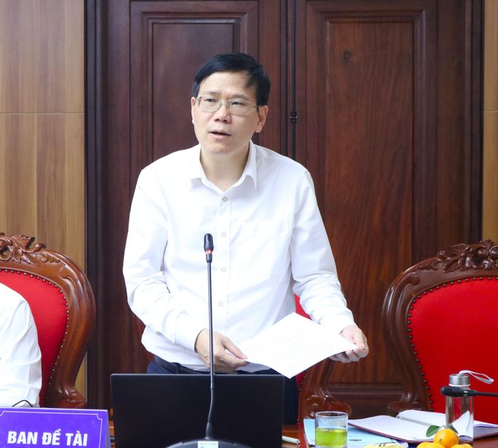 TS. Nguyễn Hữu Hiểu trình bày kết quả nghiên cứu. Ảnh: N.LY