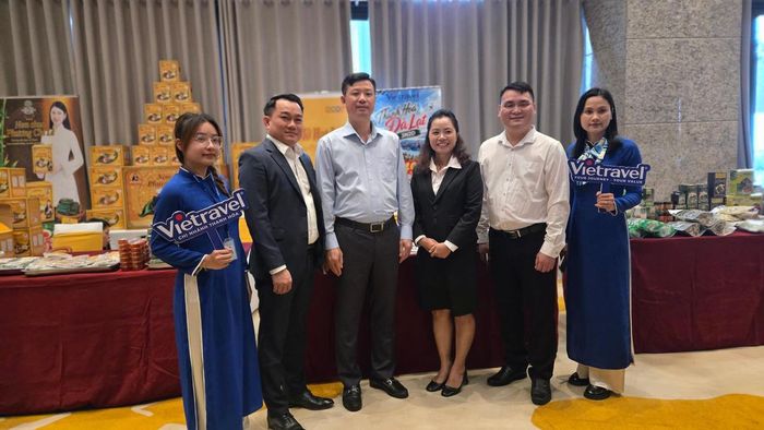Các đại biểu tham dự chụp ảnh lưu niệm tại các gian hàng trưng bày.