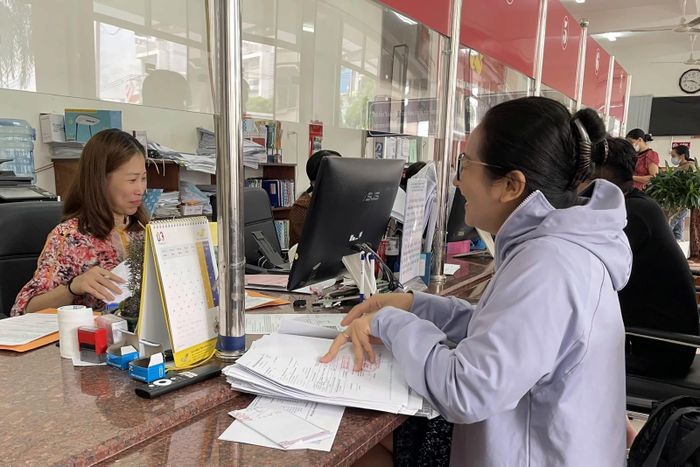 Người dân làm thủ tục đất đai tại Trung tâm Phục vụ hành chính công phường Long An, tỉnh Tây Ninh