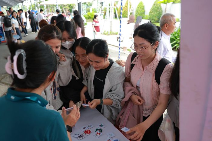 Không gian Triển lãm giao thương UEH Alumni Co-Creation Showcase 2026 đón các thế hệ sinh viên UEH tham gia