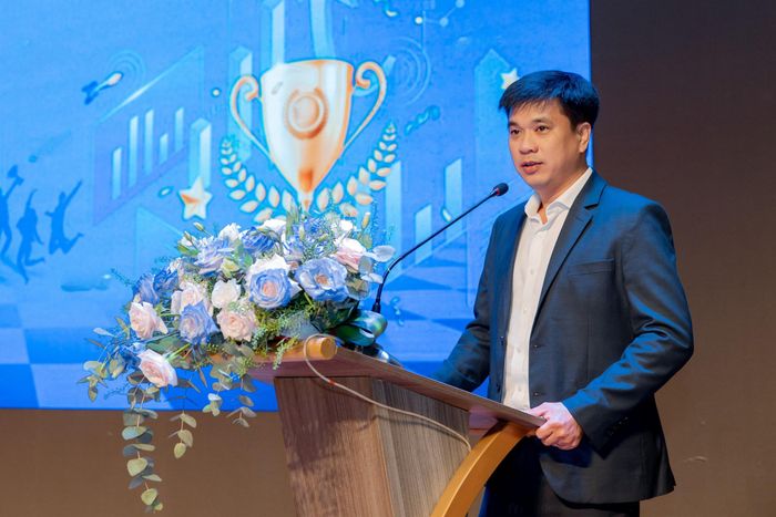 PGS.TS Bùi Quang Hùng - Giám đốc Đại học Kinh tế phát biểu chỉ đạo trong một Hội nghị
