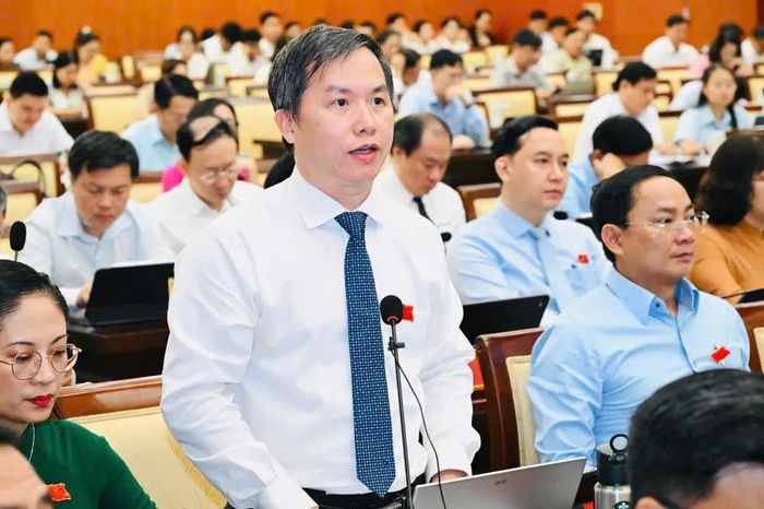 Đại biểu tham gia ý kiến thảo luận 