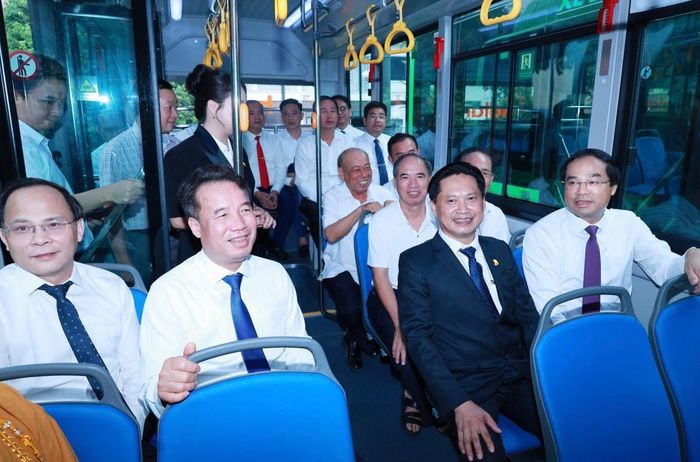 Các đại biểu trải nghiệm xe buýt điện. Ảnh: thainguyen.gov.vn